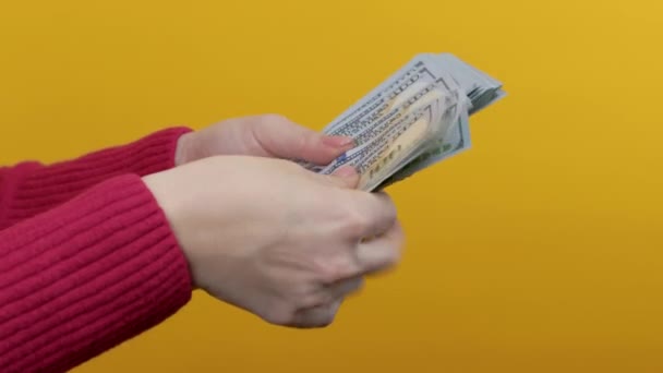 女性は現金お金を数える 黄色の背景にUsd通貨100ドル紙幣 ジャックポット 宝くじ賞 収益性の高い投資 高品質4K映像 — ストック動画