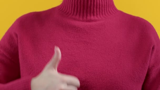 女人做手势的样子 竖起大拇指 正确的完美选择 很大程度上 黄色背景 信任的概念 高质量的4K镜头 — 图库视频影像