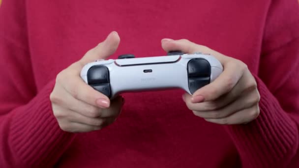 Ręce Graczy Grających Gry Wideo Online Konsoli Playstation Ps5 Joystickiem — Wideo stockowe