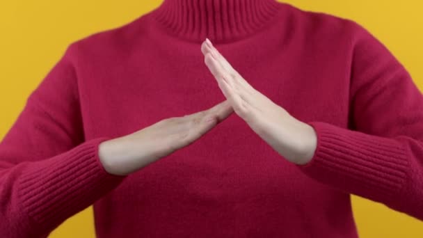 Χέρια Δείχνουν Χειρονομία Τάιμ Άουτ Όριο Στάση Διάλειμμα Στο Κίτρινο — Αρχείο Βίντεο