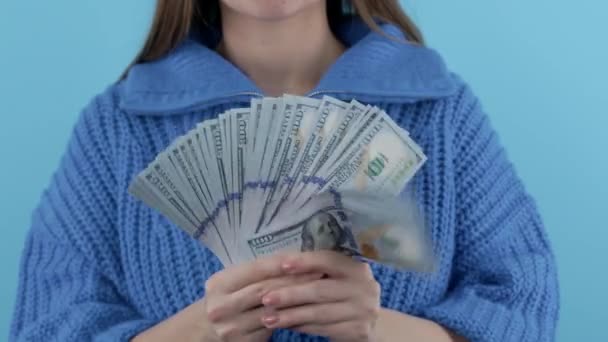 Жінка Грошовими Грошима 100 Доларів Готівкою Синьому Фоні Джекпот Лотерейний — стокове відео