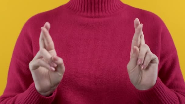 Sarı Arka Planda Dua Eden Tanınmamış Bir Kadın Bayan Birinin — Stok video