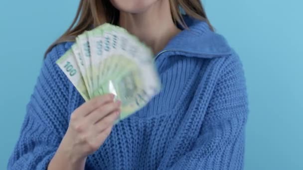 現金通貨を持つ女性 青い背景にユーロ紙幣100ユーロ ジャックポット 宝くじ賞 収益性の高い投資 高品質4K映像 — ストック動画