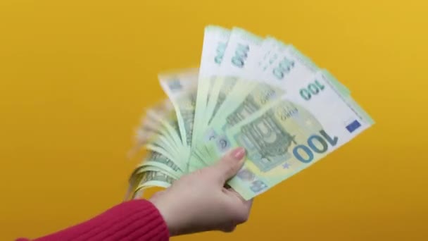 현금을 가지고 유로화 100 지폐가 노란색 배경에 수익성 고품질 — 비디오