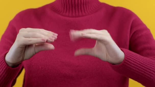 Sarı Arka Planda Elleri Olan Bir Kadın Bla Bla Bla — Stok video