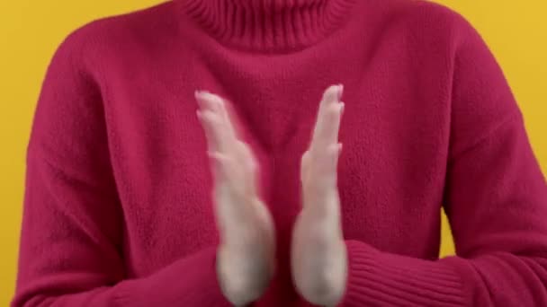 Невпізнавана Леді Плескає Долоні Вітаючи Підтримка Веселість Концепція Вдячності Руки — стокове відео