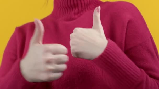 女人让手像签署一样 大拇指向上的手势 正确的完美选择 很大程度上 黄色背景 信任的概念 高质量的4K镜头 — 图库视频影像