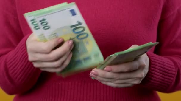 Nakit Para Sayan Bir Kadın Kırmızı Arka Planda 100 Euro — Stok video