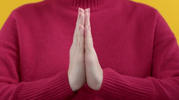 无法辨认的女人祈祷着 乞求着向她道歉 她是有罪的 黄色的红色背景 有希望的祈祷 要求有人满足愿望 高质量的4K镜头 — 图库视频影像