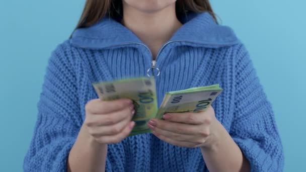 Nakit Para Sayan Bir Kadın Mavi Arka Planda 100 Euro — Stok video