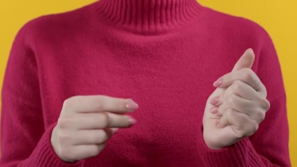 无法辨认的女人在黄色的红色工作室背景上打了个响指 小声发出声音 引起人们的注意 身体语言 高质量的4K镜头 — 图库视频影像