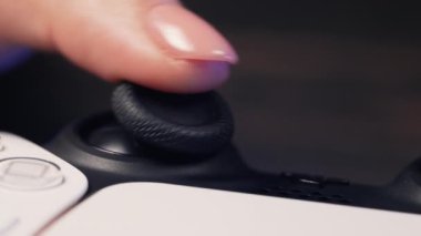 Oyuncu sağ düğmeye basar, joypad, kablosuz oyun platformu kullanır. Konsol TV 'de joystick ile çevrimiçi video oyunu oynamak. Hobi, e-spor, makro görüş. Yüksek kalite 4k görüntü