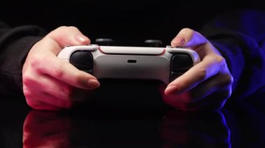 Kumanda panelinde joystick ile video simülatörü oynayan bir kadın, neonlu karanlık bir oda. Oyun konsolu olan bir oyuncu, en yeni kablosuz oyun alanı. Hobi, e-spor. - Boş zaman. Yüksek kalite 4k görüntü
