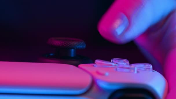 Hráči Ruce Hrát Online Videohry Konzoli Joystick Neon Barva Světla — Stock video