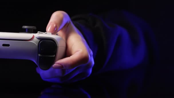 Kumanda Panelinde Joystick Ile Video Simülatörü Oynayan Bir Kadın Neonlu — Stok video