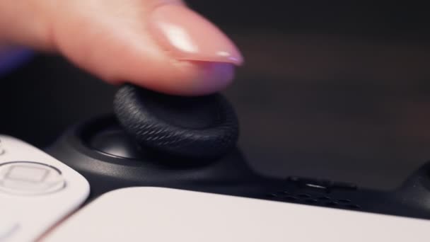 Gamer Presiona Botón Derecho Del Palo Utilizando Controlador Del Joypad — Vídeos de Stock