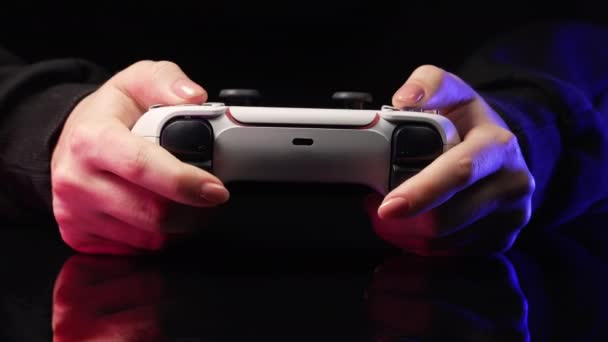 Egy Videószimulátoros Játékot Játszik Konzolos Ben Joystickkal Sötét Szobában Neonnal — Stock videók