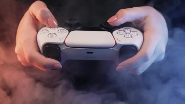 Hráči Hrají Online Videohry Konzoli Playstation Ps5 Joystickem Pod Neonovým — Stock video