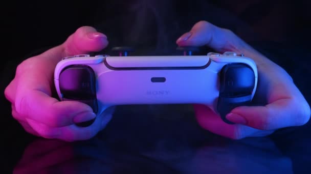 Spelare Spelar Onlinespel Playstation Ps5 Konsol Med Joystick Neonfärgat Ljus — Stockvideo