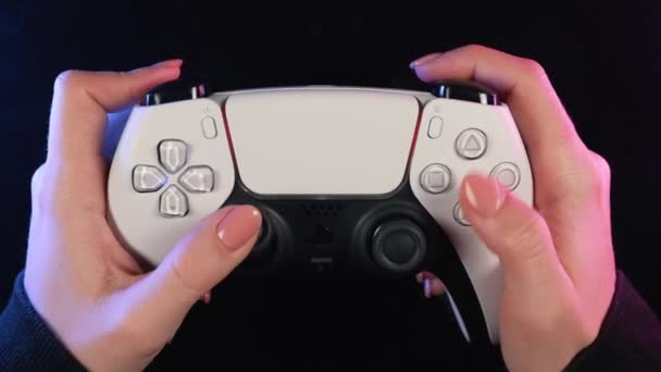 Joueurs Mains Jouant Jeu Vidéo Ligne Sur Playstation Ps5 Console — Video