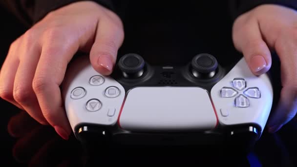Kadın Masa Kumandasını Takıyor Oyunu Çift Duyu Kontrolörüyle Bitiriyor Playstation — Stok video