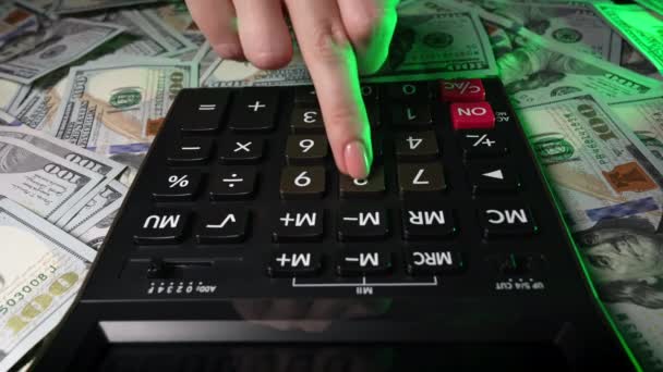 Kobieta Liczy Pieniądze Starej Klawiaturze Kalkulatora Palec Naciska Guziki Utrzymując — Wideo stockowe