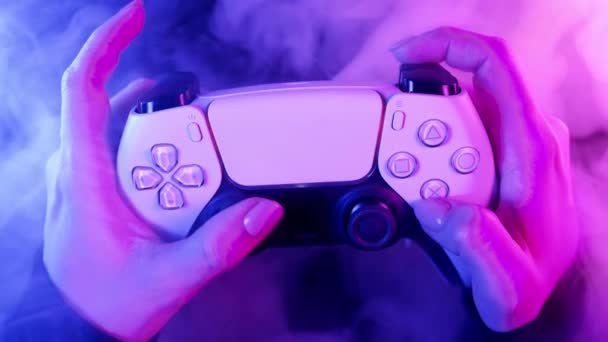 游戏玩家在Playstation Ps5控制台电视上用霓虹灯下的操纵杆进行在线视频游戏 女人按下按钮 使用操纵台双感控制器 高质量的4K镜头 — 图库视频影像