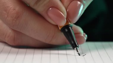 Gelecek 2023 planlarını ve yapılacaklar listesini hafta ya da ay için deftere yazıyor. Kadın kalem tutarak planlama yapıyor. Kişisel günlük tutuyorum. Yüksek kalite 4k görüntü