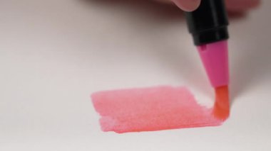 Beyaz kağıda pembe suluboya keçeli kalem çizen sanatçı. Soyut sanat, resim şekilleri. Yüksek kalite 4k görüntü
