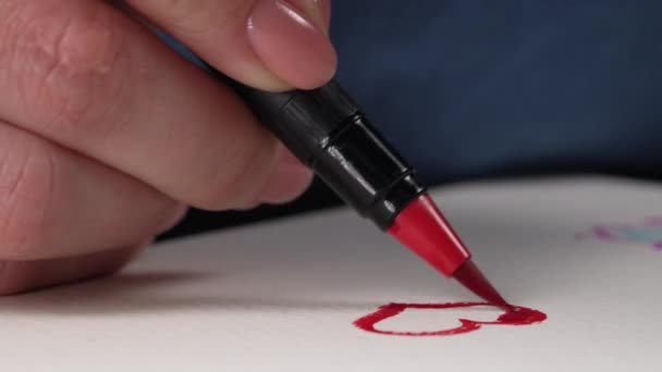 Mujer Dibujando Corazón Rojo Con Pluma Fieltro Acuarela Papel Mensaje — Vídeo de stock