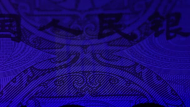 人民币现钞保护要素 货币上的变质涂料 用紫外线探测器检查荧光颜料 高质量的4K镜头 — 图库视频影像