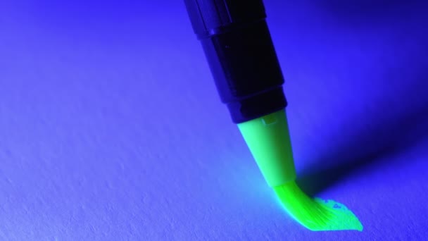 Disegno Artista Con Pennarello Verde Acido Giallo Fluorescente Carta Arte — Video Stock