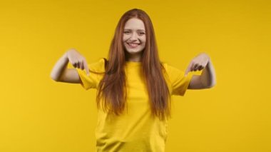 Reklam alanına bakan mutlu kadın. Sarı arka plan. Genç bayan aşağıya üye olmak için tıklamak istiyor. Ticari fikrin için yer kopyala, promosyon içeriği. Yüksek kalite 4k görüntü