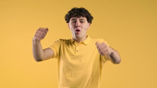 Curly Man Ukazuje Triumf Ano Yeah Gesto Vítězství Dosáhl Výsledku — Stock video