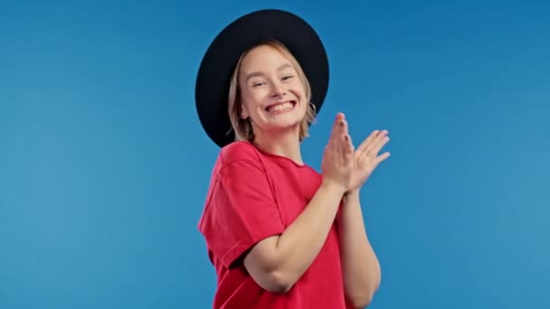 Donna Felice Applaudendo Sfondo Blu Signora Sorridente Applaude Emotivamente Congratulandosi — Video Stock