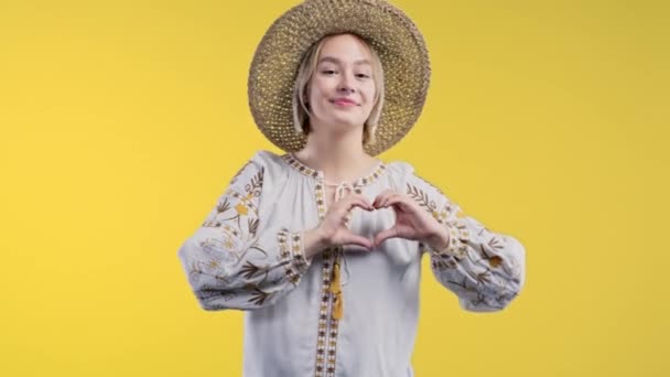 Ukrainska Kvinna Visar Tecken Form Hjärta Gul Bakgrund Kvinnors Hälsa — Stockvideo