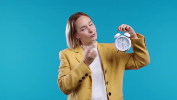 Mavi Arka Planda Çalar Saati Olan Mutlu Öğrenci Kadın Sabahın — Stok video