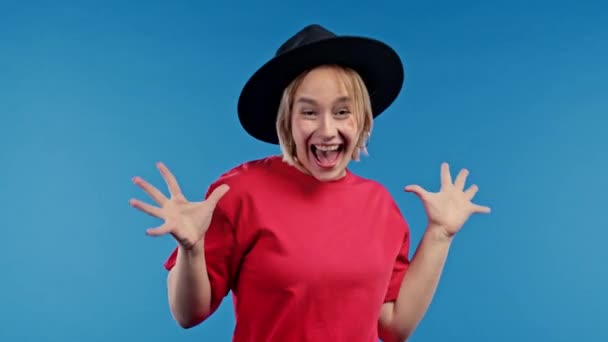 Chockad Kvinna Glad Hon Skriker Wow Imponerad Dam Försöker Uppmärksamhet — Stockvideo