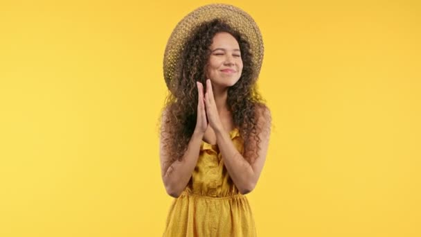 Šťastná Letní Žena Tleskající Žlutém Pozadí Usmívající Kudrnatá Dáma Emocionálně — Stock video