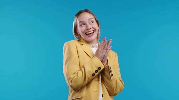 Šťastná Studentka Tleskající Modrém Pozadí Usmívající Dáma Žluté Bundě Emocionálně — Stock video