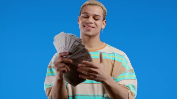 Ευτυχισμένος Ενθουσιασμένος Άνθρωπος Μετρητά Χρήματα Δολάρια Ηπα Χαρτονομίσματα Μπλε Τοίχο — Αρχείο Βίντεο