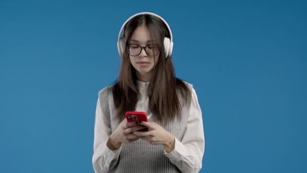 Mooi Aziatisch Schoolmeisje Luisteren Muziek Surfen Internet Smartphone Meisje Met — Stockvideo