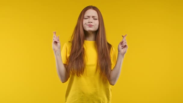 Mooie Vrouw Biddend Met Gekruiste Vingers Gele Achtergrond Lady Smeekt — Stockvideo