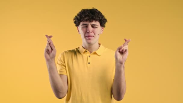 Student Modlí Zkříženými Prsty Žlutém Pozadí Chlápek Prosí Někoho Aby — Stock video