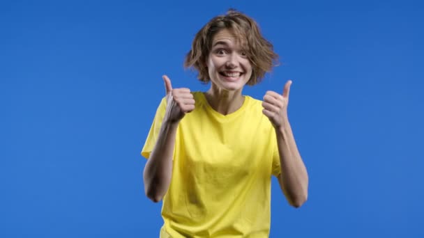 Vrouw Vraagt Haar Komen Wenkt Met Uitnodigende Handknuffels Gebaar Jongedame — Stockvideo