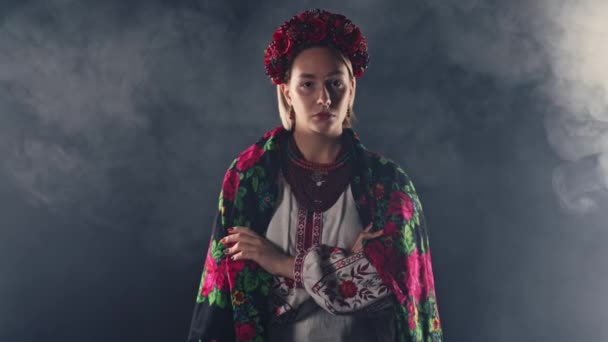Koyu Duman Arka Planında Ukrayna Kostümü Giymiş Güzel Bir Kadın — Stok video