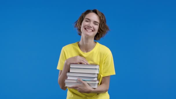 Smart Student Kvinna Håller Hög Med Universitetsböcker Från College Bibliotek — Stockvideo