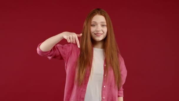 Щаслива Жінка Вказує Вниз Рекламної Зони Фон Віва Магнітуди Молода — стокове відео