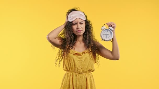 Acordado Por Despertador Mulher Sonolenta Segurando Mão Fundo Amarelo Seis — Vídeo de Stock