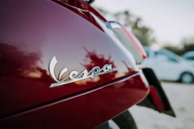 Korfu, Yunanistan - Eylül 2021. Retro İtalyan Vespa scooter. Tasarım detaylarının kırmızı renkte yakın plan görüntüsü. Motosiklet, motosiklet, ulaşım modu, hız konsepti. Yüksek kalite fotoğraf